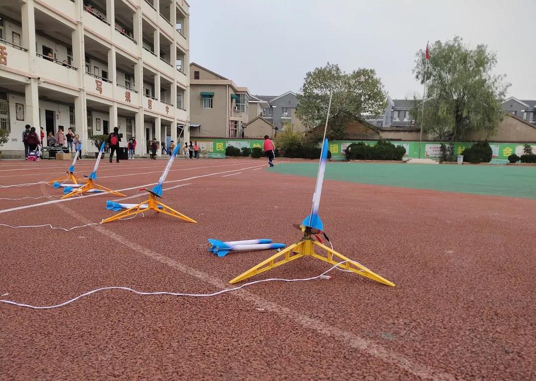 小小飛行員航空航天科學(xué)營(yíng)|“愛上飛行，逐夢(mèng)藍(lán)天”航空科普進(jìn)校園活動(dòng)走進(jìn)和縣第二民族小學(xué)
